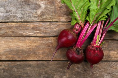 Ahşap masa üzerinde genç pancar