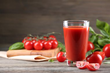 Bardak domates suyu ile sebze ahşap masa üzerinde kapat