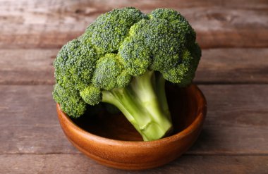 Taze brokoli kasede, ahşap masada. Yakın plan.