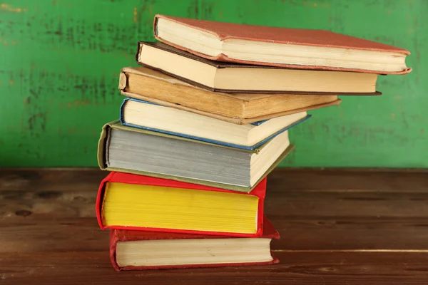 Stapel boeken op houten achtergrond — Stockfoto