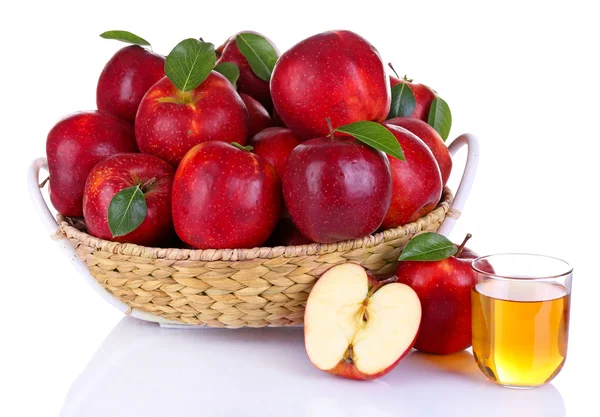 Спелое красное яблоко в плетеной корзине — стоковое фото