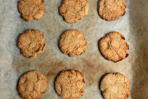 Zelfgemaakte cookies op bakplaat close-up — Stockfoto