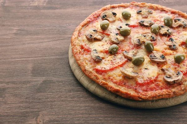 Sabrosa pizza con verduras sobre fondo de madera — Foto de Stock