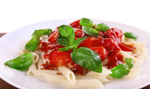 Pasta con sugo di pomodoro e basilico su fondo chiaro — Foto Stock