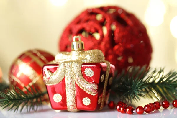 Belas bolas de Natal no fundo embaçado luz — Fotografia de Stock