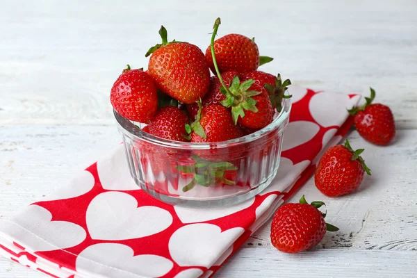 成熟的草莓在桌子上 — 图库照片