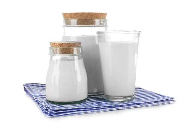 Frascos y vaso de leche sobre mesa de madera, sobre fondo blanco —  Fotos de Stock