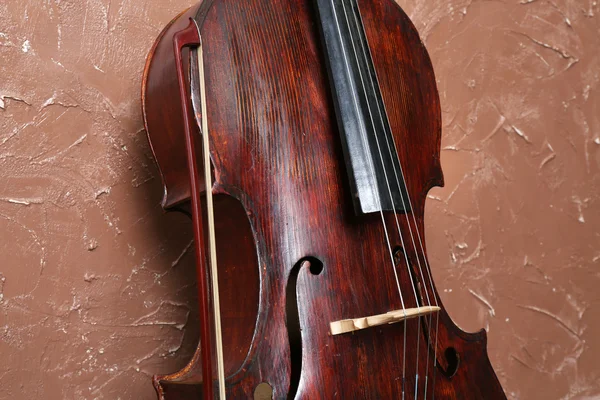 Cello op bruin muur achtergrond — Stockfoto