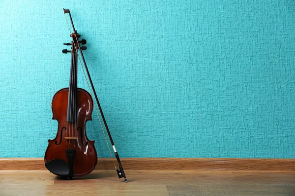 Classical violin on turquoise wallpaper background — 스톡 사진