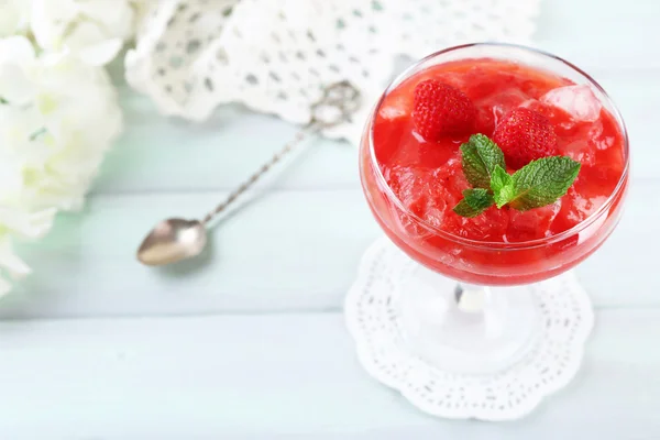 Bevroren aardbei dessert in glas, houten tafel, op lichte achtergrond — Stockfoto