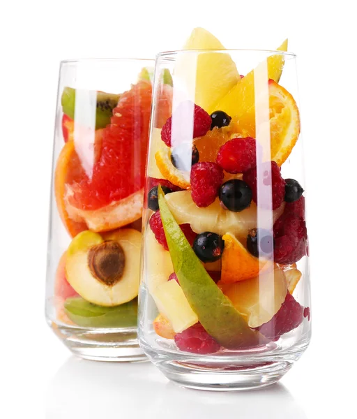 Ensalada de frutas frescas en vasos aislados en blanco — Foto de Stock