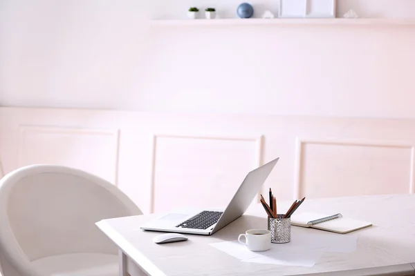 Arbetsplatsen med laptop i rum — Stockfoto