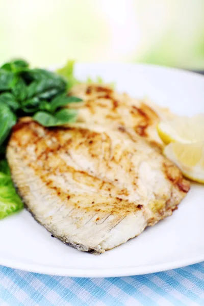 Schotel van visfilet met Groenen en citroen op tafel close-up — Stockfoto