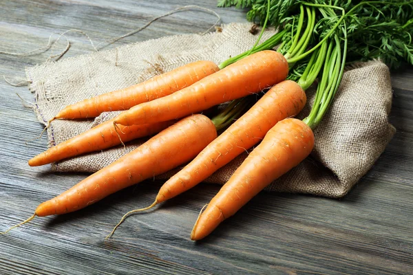 Zanahorias orgánicas frescas en mesa de madera, primer plano —  Fotos de Stock