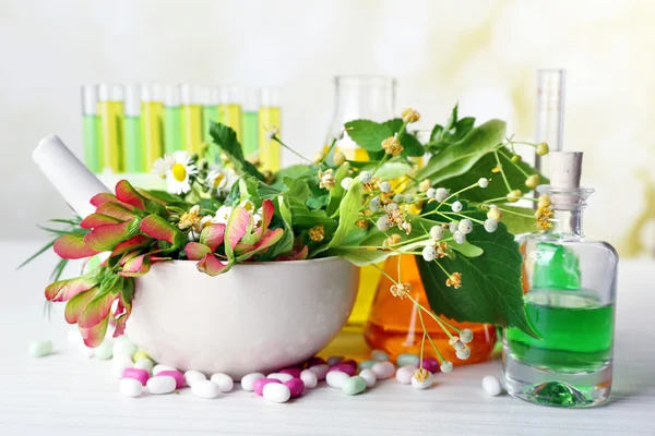 Mûre en plaque sur la table en bois, gros plan — Stockfoto