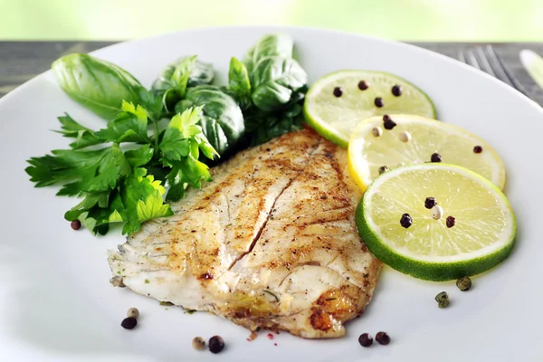 Plato de filete de pescado con verduras y lima en el plato de cerca — Foto de Stock