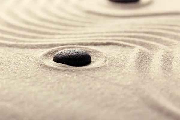 Jardin zen avec pierres sur fond de sable — Photo