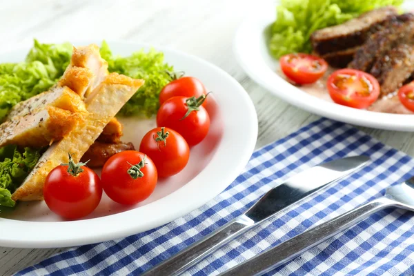 Plastry filet z kurczaka z przyprawami i pomidorów cherry na stole z bliska — Zdjęcie stockowe
