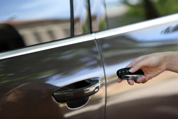 Presse manuali su sistemi di allarme per auto con telecomando — Foto Stock