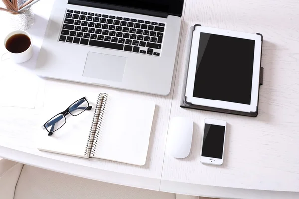 Laptop ile tablet ve işyeri üstten görünüm akıllı telefon — Stok fotoğraf