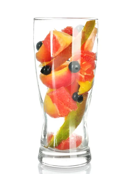 杯的浆果和水果上白色孤立 — 图库照片