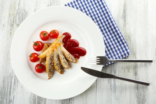 Plakjes kipfilet met saus en cherry tomaat op tafel close-up — Stockfoto