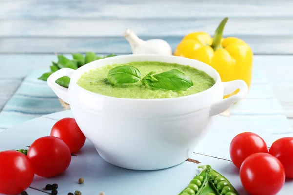 Smakelijke Erwten soep en groenten op tafel close-up — Stockfoto