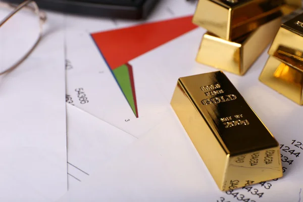 Bullion ouro em documentos de fundo — Fotografia de Stock