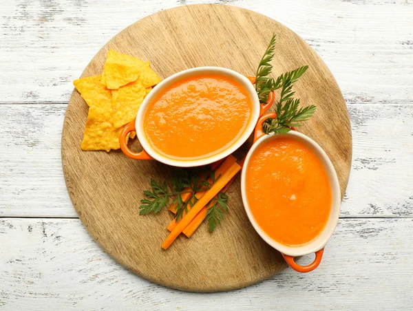 Soupe à la crème aux carottes avec chips sur la table close up — Photo