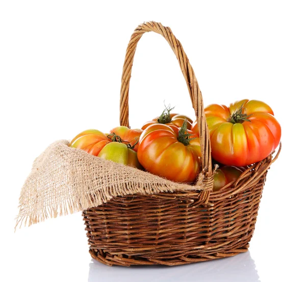 Tomates verdes em cesta isolados em branco — Fotografia de Stock