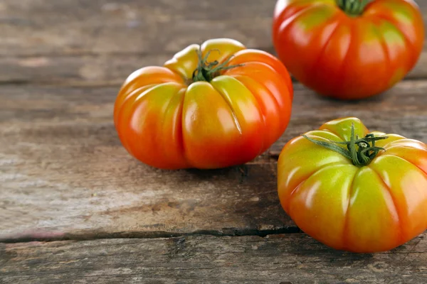 Groene tomaten op houten tafel close-up — Stockfoto