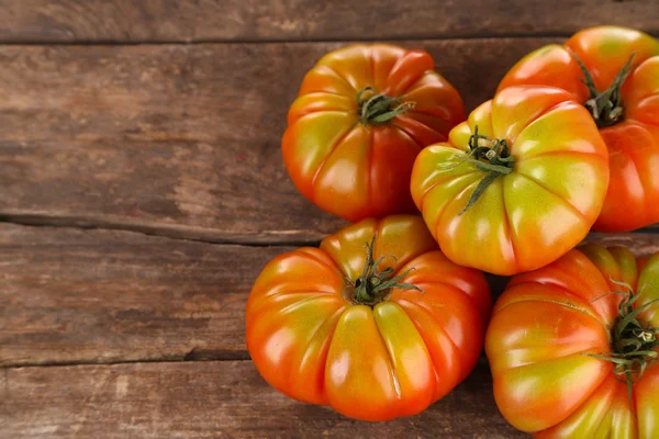 Tomates vertes sur table en bois close up — Photo