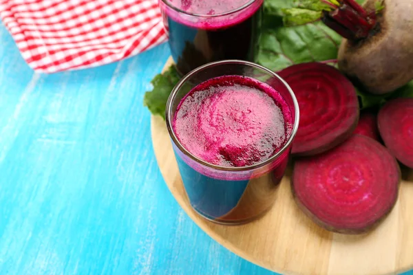 Gläser Rübensaft mit Gemüse auf dem Tisch aus nächster Nähe — Stockfoto