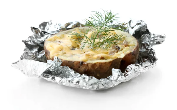 Pommes de terre cuites au four au fromage et champignons isolés sur blanc — Photo