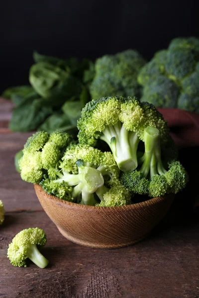 Broccoli freschi sul tavolo di legno da vicino — Foto Stock