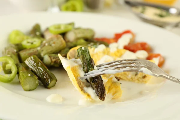 Roasted asparagus with fried egg on plate on table, close-up — Stock Photo, Image