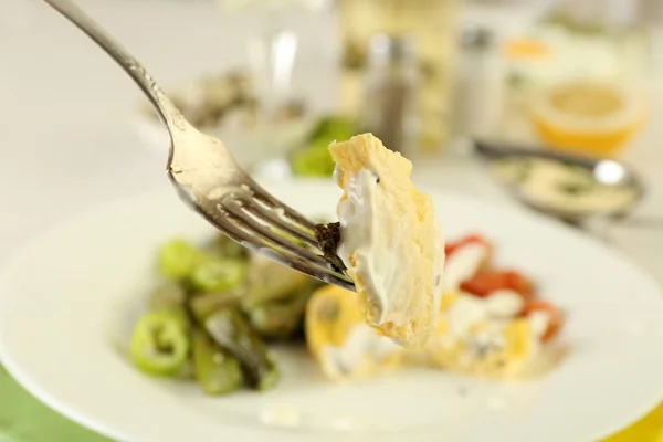 Espárragos asados con huevo frito en plato sobre mesa, primer plano — Foto de Stock