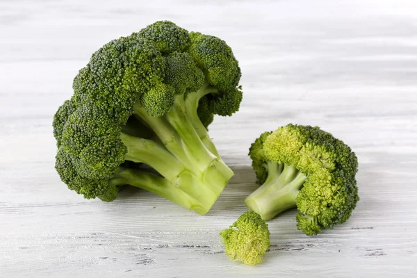 Broccoli freschi su fondo di legno — Foto Stock