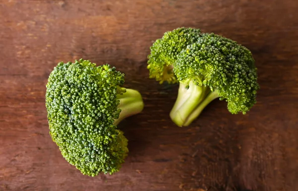 Broccoli freschi su fondo di legno — Foto Stock