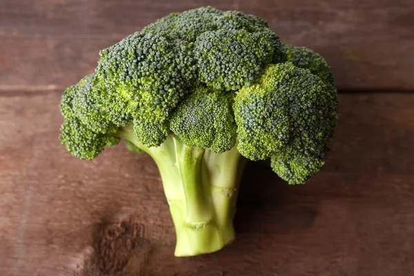 Broccoli freschi su fondo di legno — Foto Stock