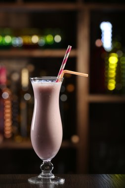 Cam meyve parlak arka plan bulanık üzerinde kokteyl bar