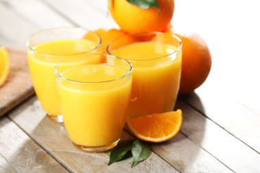 Tablo yakın çekim üzerinde portakal suyu