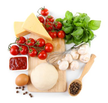 Beyaz üzerine izole edilmiş pizza pişirmek için gerekli malzemeler