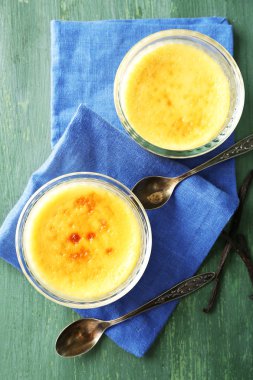 Creme brulee tatlısı peçete üzerinde