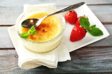 Creme brulee tatlısı peçete üzerinde