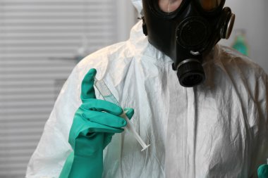 uyuşturucu laboratuarında çalışan kimyager