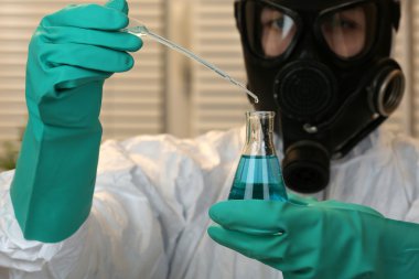 uyuşturucu laboratuarında çalışan kimyager