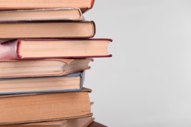 yığın gri arka plan üzerine kitabın