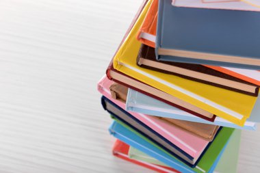 Yığın kitap masada yakın çekim