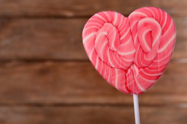 kalp şeklinde parlak lolipop